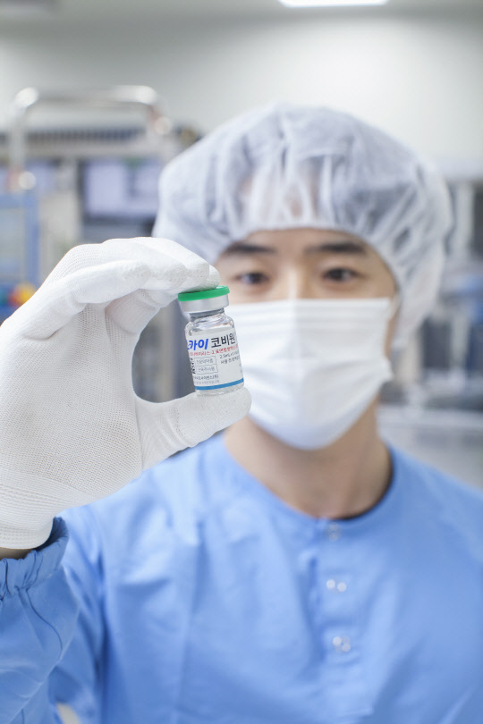 SK바이오사이언스 생산직원이 스카이코비원 백신을 검수하고 있다. <SK바이오사이언스 제공>